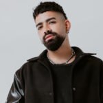 Cantor Dilsinho em performance do projeto Conteúdo Sensível