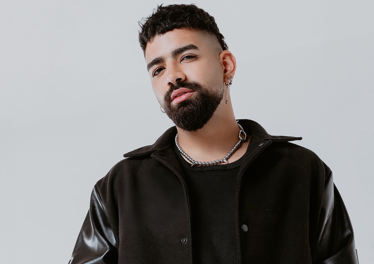 Cantor Dilsinho em performance do projeto Conteúdo Sensível