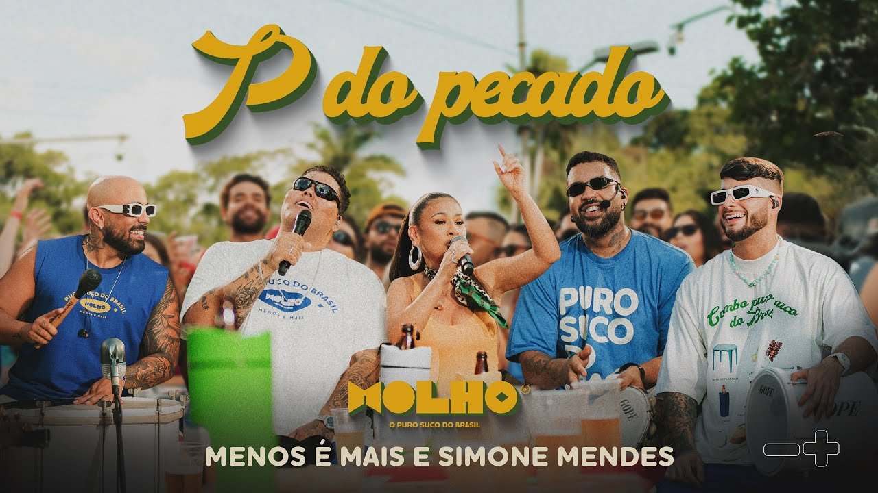 Grupo de pagode Menos é Mais reunido em apresentação