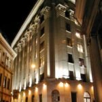 Ibovespa fecha semana em leve alta com tensão geopolítica e petróleo perto de US$ 100 Predio da Bolsa de Valores B3 em Sao Paulo (Wikimedia Commons)