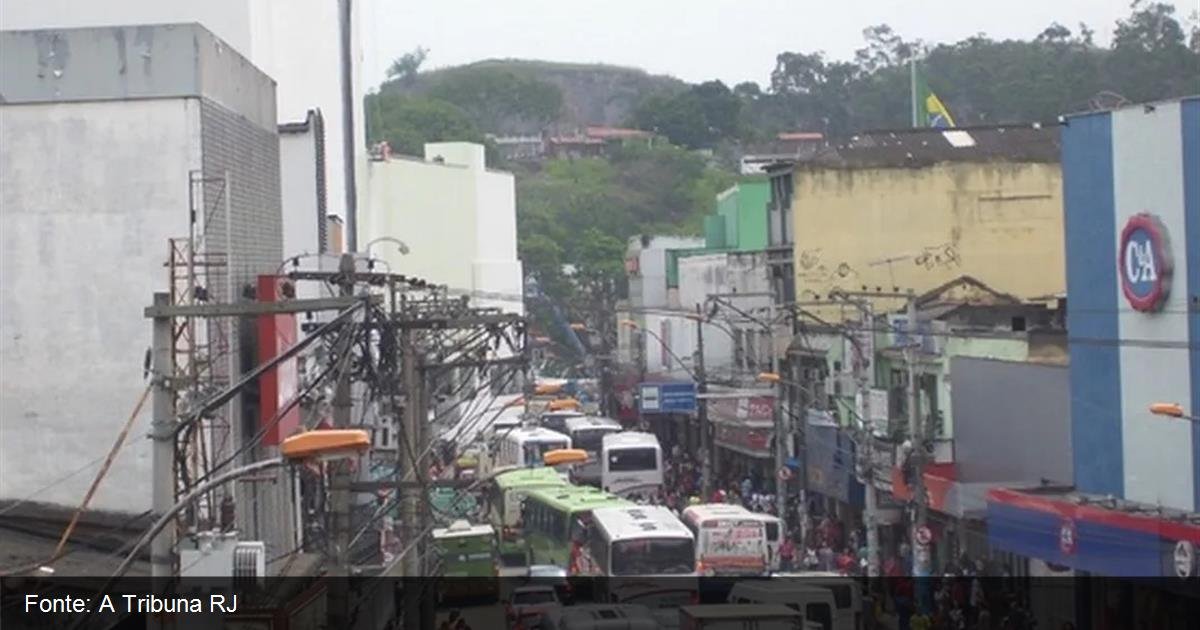 Volta as aulas em Sao Goncalo tem transito intenso e reflexos da chuva