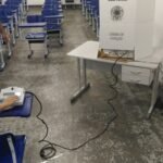 Convenções partidárias abrem fase decisiva do calendário eleitoral de 2026 Cabine de votacao com urna eletronica sendo preparada em sala de aula
