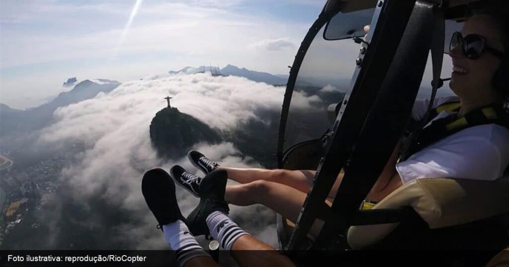 Helicoptero sobrevoando o Rio de Janeiro