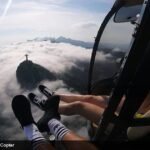 Relatório do Cenipa aponta que helicópteros que colidiram no Recreio voavam em rotas coincidentes Helicoptero sobrevoando o Rio de Janeiro