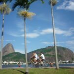 Niterói e Rio avançam em projetos para ampliar ciclovias Ciclistas pedalam na orla do Rio de Janeiro, com o Pao de Acucar ao fundo