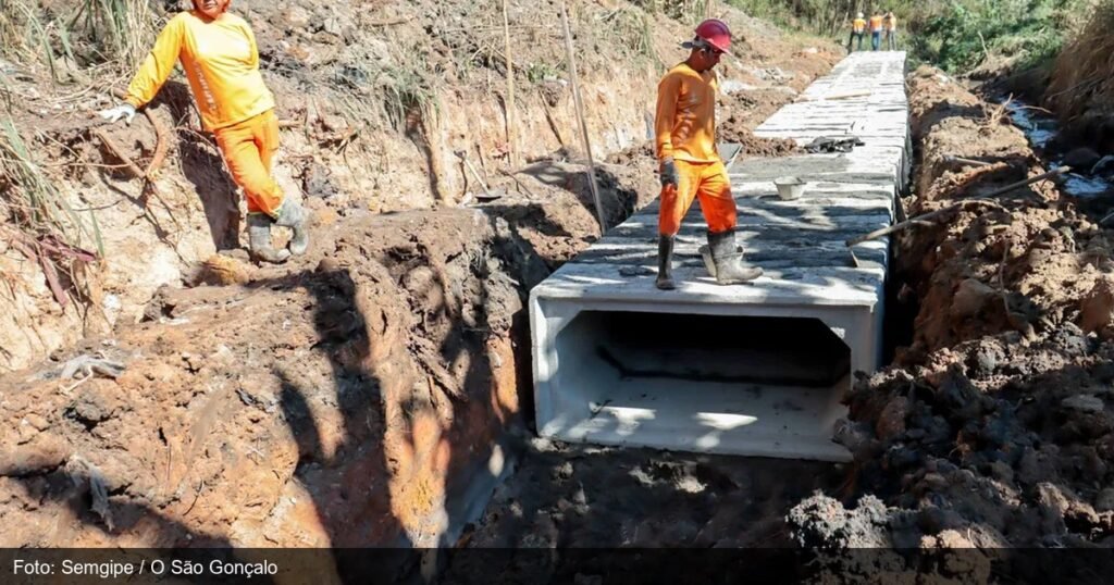 Obras de drenagem no Complexo do Salgueiro, em São Gonçalo