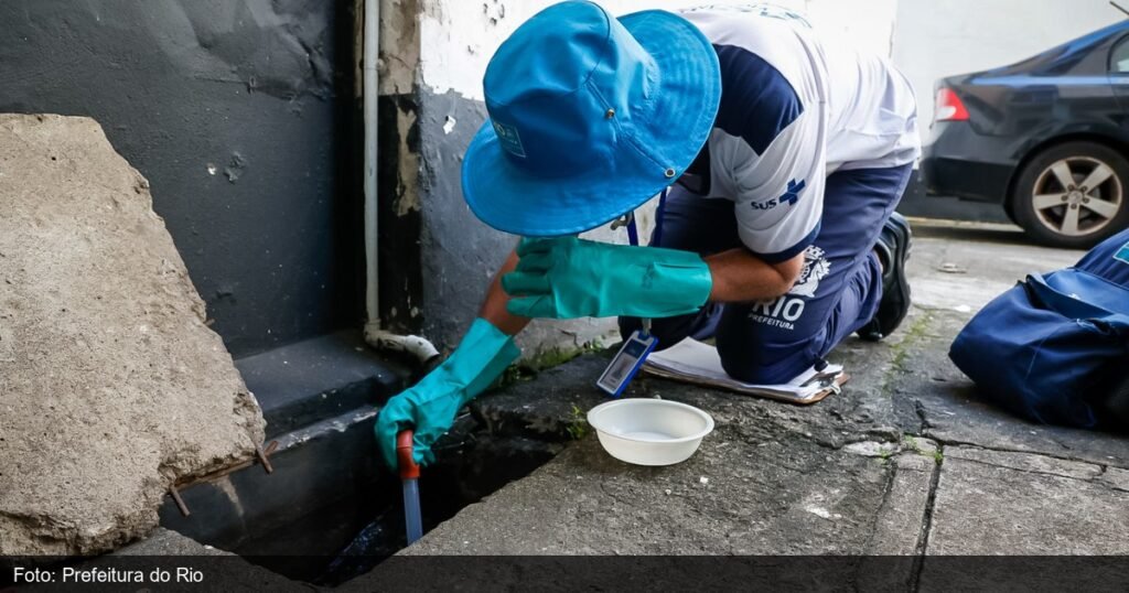 Agente de saude vistoriando imovel contra o mosquito Aedes aegypti no Rio de Janeiro