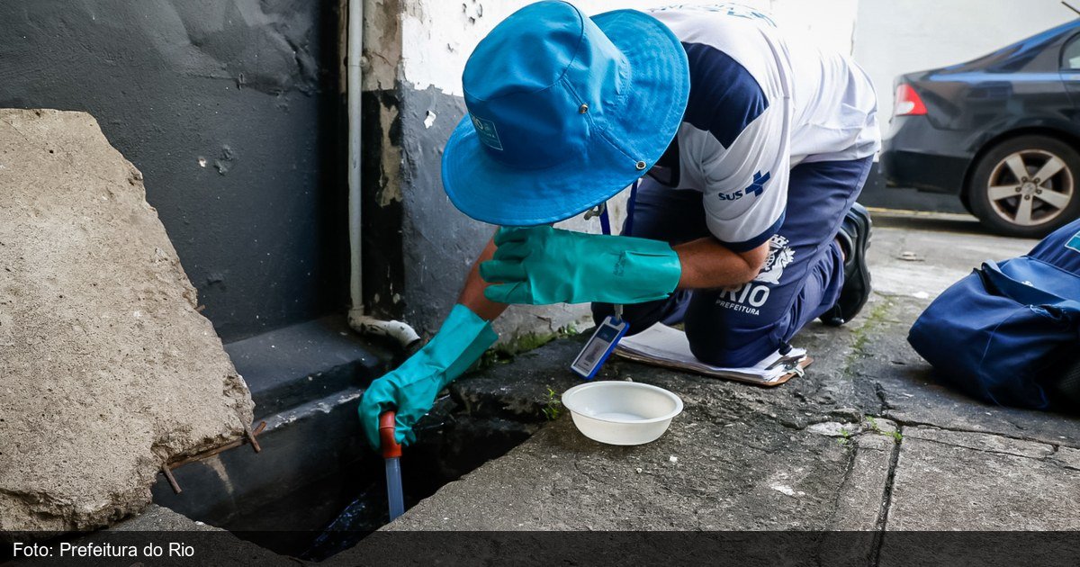 Agente de saude vistoriando imovel contra o mosquito Aedes aegypti no Rio de Janeiro