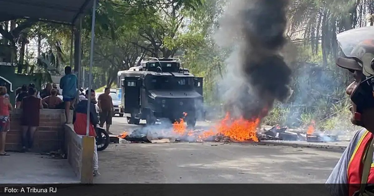 Bloqueio de via por moradores em protesto contra falta de energia em São Gonçalo