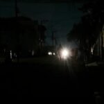Rua às escuras durante apagão no Rio de Janeiro após vendaval