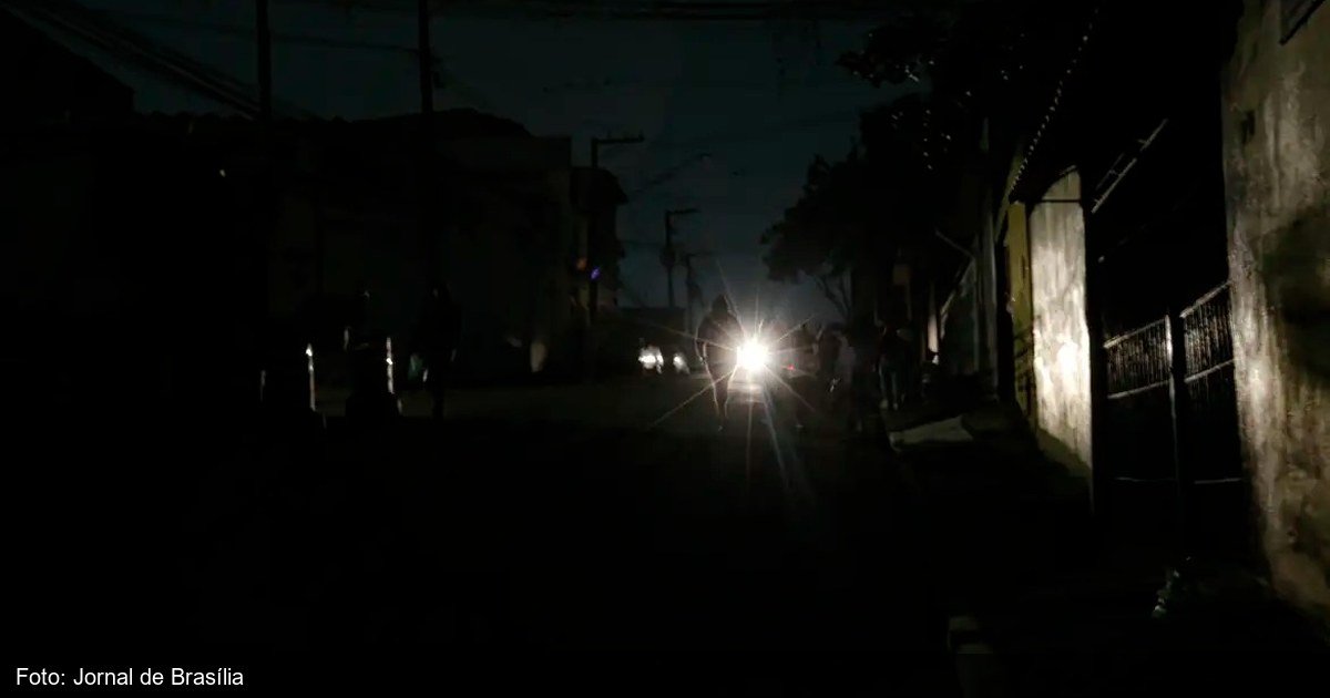 Rua às escuras durante apagão no Rio de Janeiro após vendaval