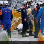 Resgatistas trabalham em área destruída pelo terremoto em Kumamoto, Japão