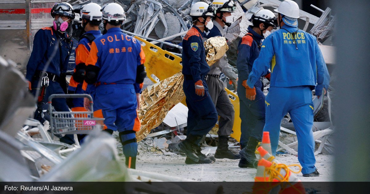 Resgatistas trabalham em área destruída pelo terremoto em Kumamoto, Japão