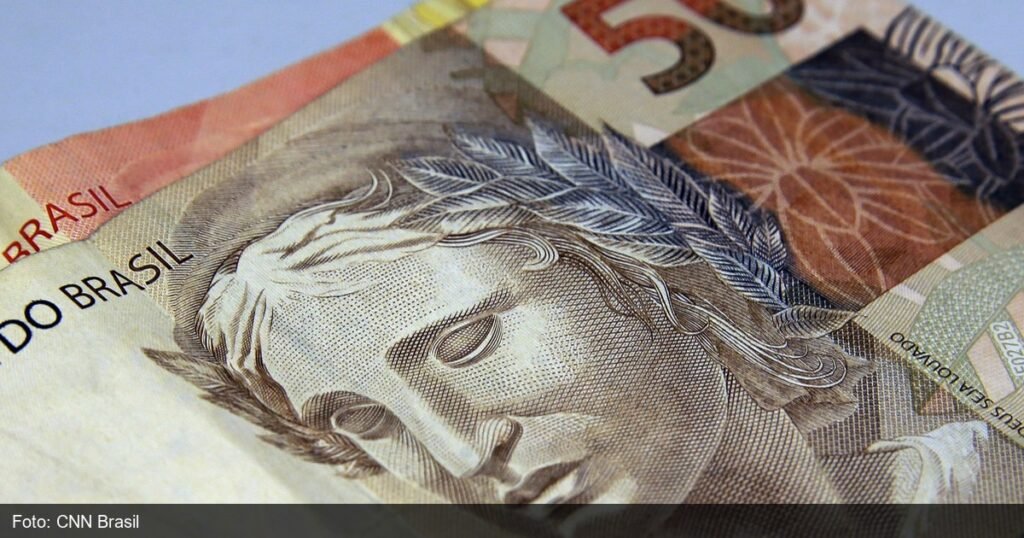 Notas de real ilustram matéria sobre IPCA-15 e taxa Selic