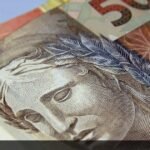 Notas de real ilustram matéria sobre IPCA-15 e taxa Selic