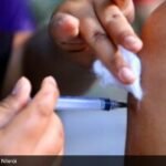 Aplicação de vacina em campanha de saúde pública