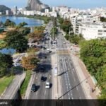 Rio amplia rede de motofaixas com mais 8 km na cidade Motociclistas em faixa preferencial no Rio de Janeiro