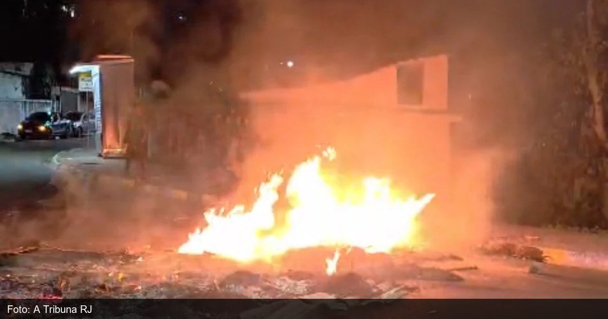 Protesto de moradores contra falta de energia em bairro de Niterói