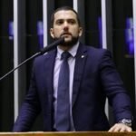 Laís Jordy lança candidatura a deputada federal em Niterói no dia de largada oficial da campanha Carlos Jordy discursa na Câmara dos Deputados