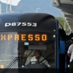 Nova Estacao Caju do BRT Transbrasil comeca a operar na Zona Portuaria Onibus articulado do sistema BRT do Rio de Janeiro, ilustrativo da expansao do corredor expresso
