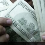 Notas de dolar representando fechamento do mercado financeiro em julho de 2026
