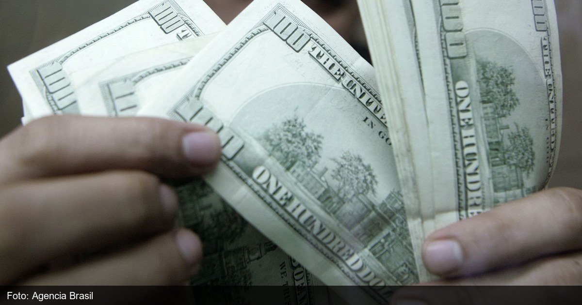 Notas de dolar representando fechamento do mercado financeiro em julho de 2026