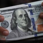 Painel do Ibovespa em queda com recuo do petróleo