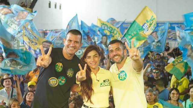 Laís Jordy em comício de lançamento de campanha ao lado de Carlos Jordy