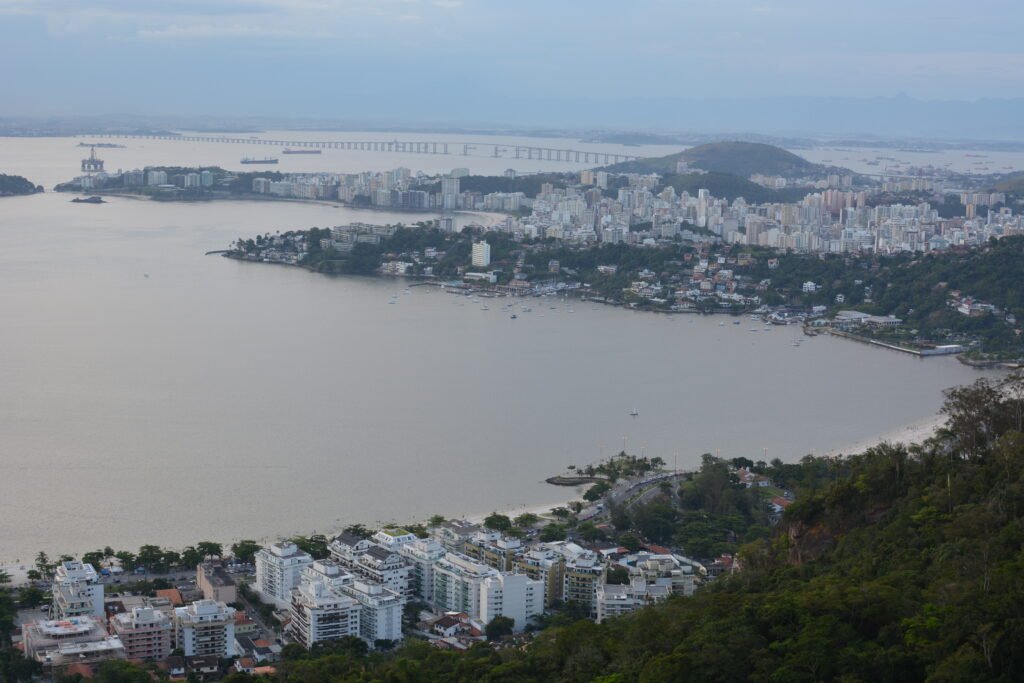 Vista de Niterói a partir do Parque da Cidade, com a Ponte Rio-Niterói ao fundo