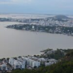 Vista de Niterói a partir do Parque da Cidade, com a Ponte Rio-Niterói ao fundo