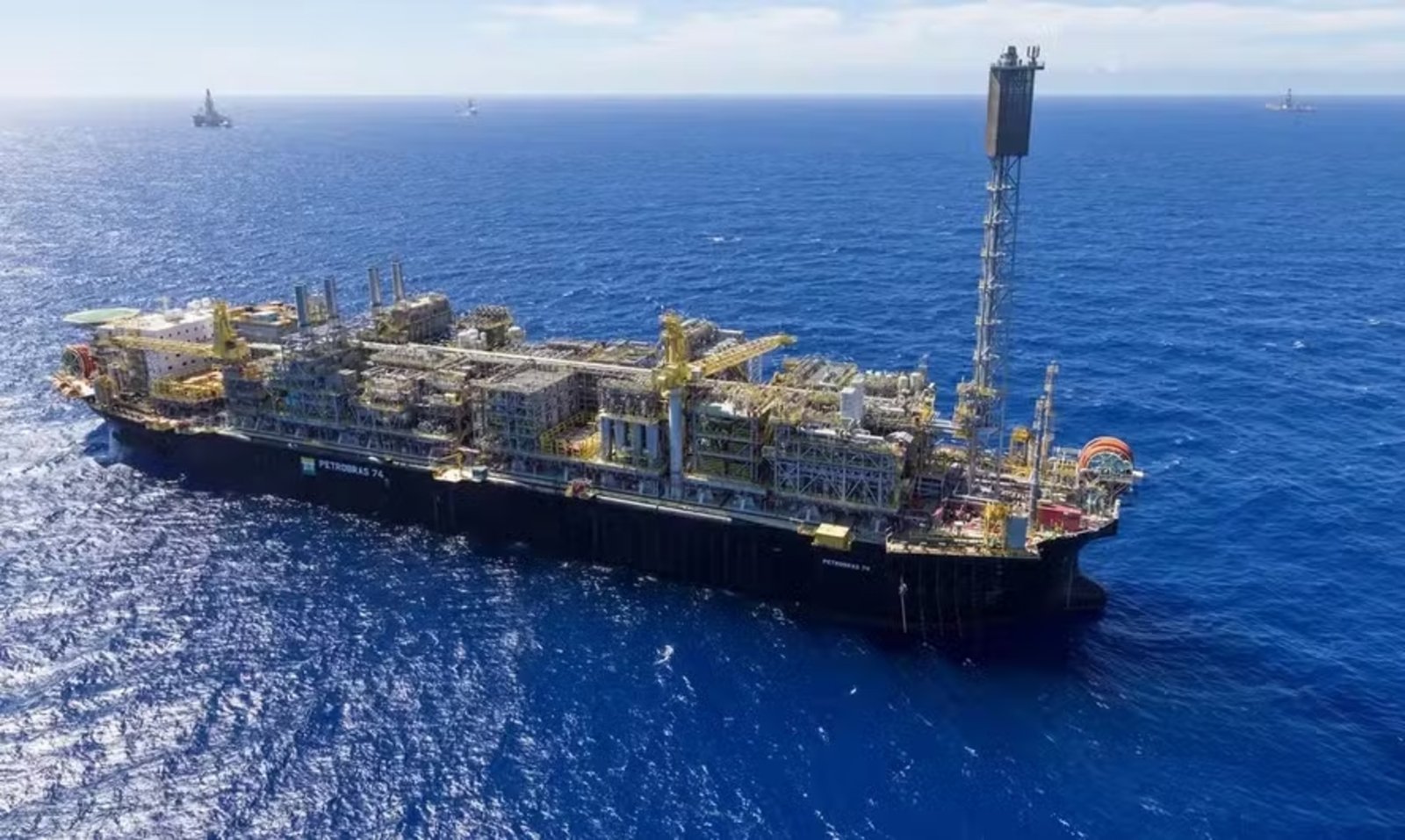 Plataforma de produção de petróleo e gás operada pela Petrobras na costa do Rio de Janeiro