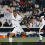 Jogadores de Vasco e Fluminense disputam bola no Maracanã