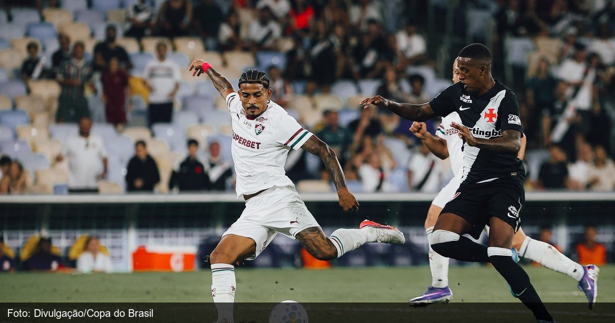 Jogadores de Vasco e Fluminense disputam bola no Maracanã