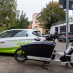 Ciclista em bicicleta eletrica em rua da cidade