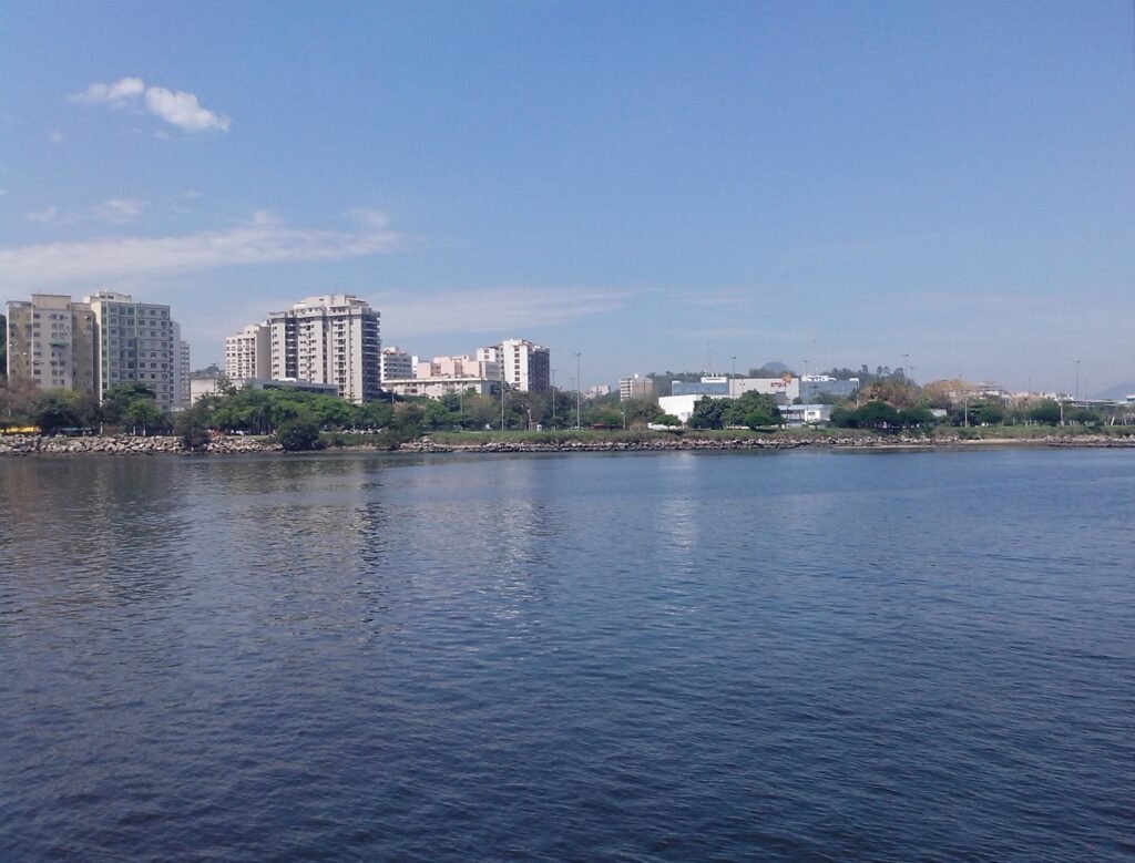 Centro de Niterói e Baía de Guanabara em dia nublado