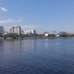 Centro de Niterói e Baía de Guanabara em dia nublado