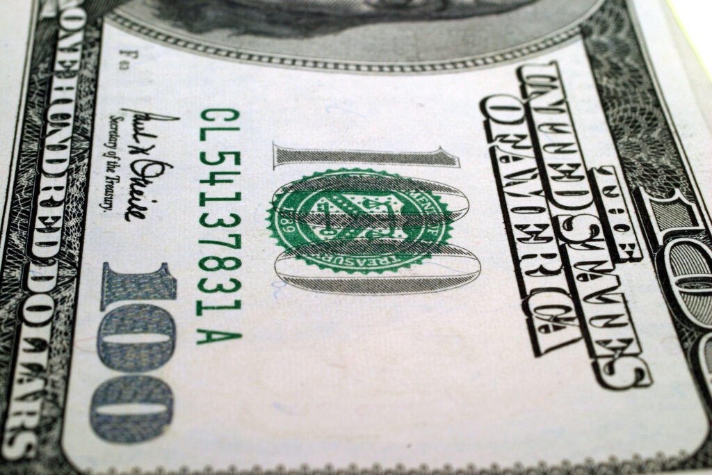 Varias notas de cem dolares americanos