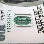 Dólar acumula queda de cerca de 6% em 2026: o que muda para quem viaja e importa Varias notas de cem dolares americanos
