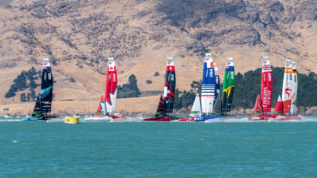 Catamara F50 do SailGP navegando sobre foils em alta velocidade