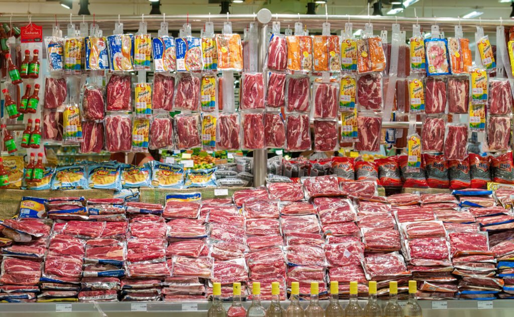 Balcao de carnes em supermercado no Brasil