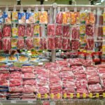 A fase da picanha barata está acabando: o que o ciclo do boi diz sobre 2026 e 2027 Balcao de carnes em supermercado no Brasil