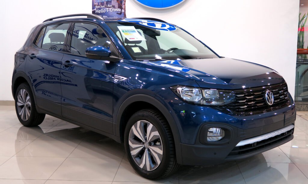 Volkswagen T-Cross prata visto de tres-quartos