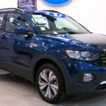 Volkswagen T-Cross prata visto de tres-quartos
