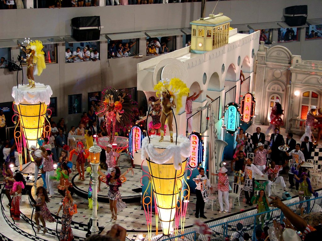 Vista do Sambódromo da Marquês de Sapucaí durante desfile de carnaval