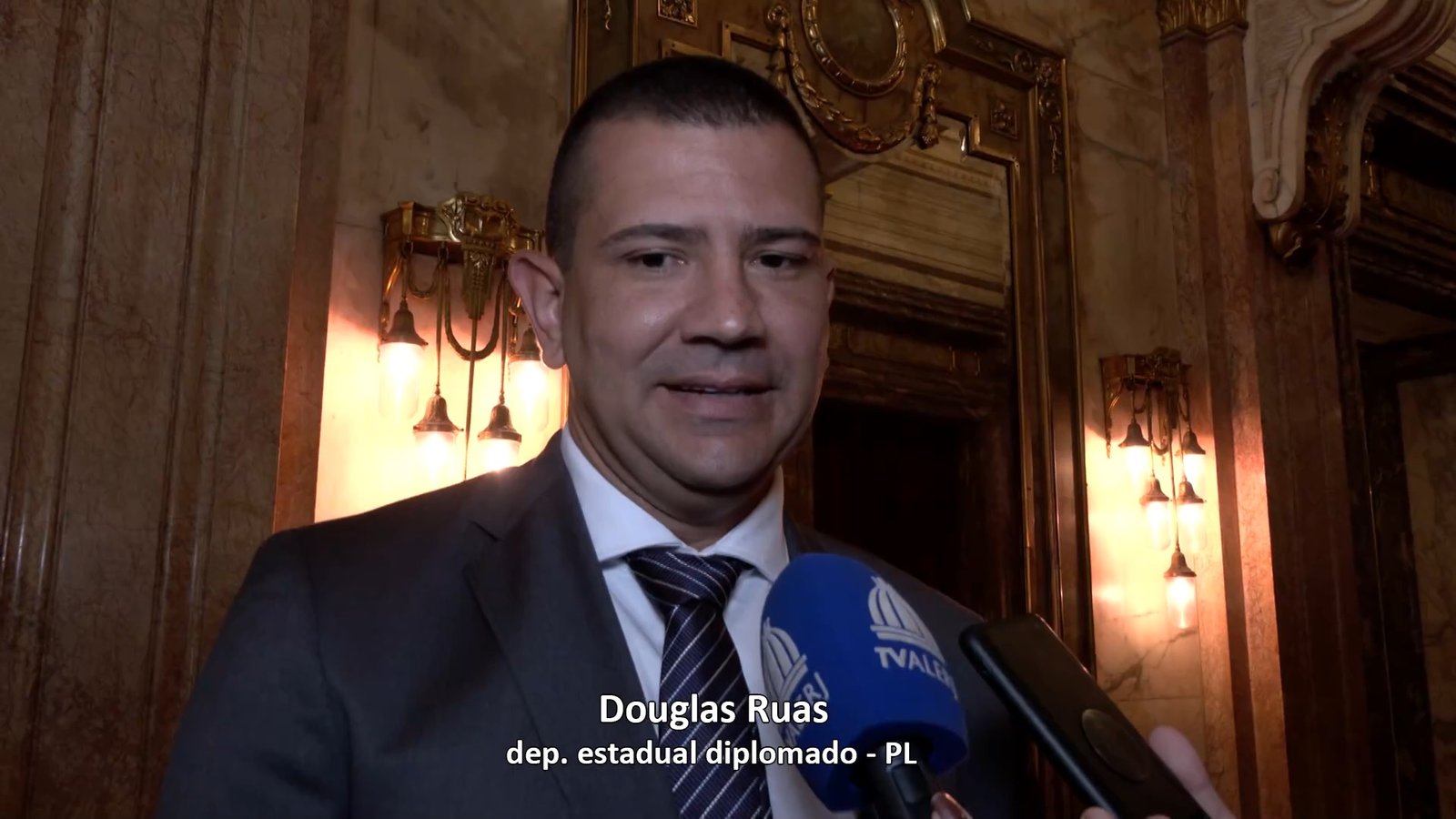 Douglas Ruas concede entrevista à TV Alerj no Palácio Tiradentes